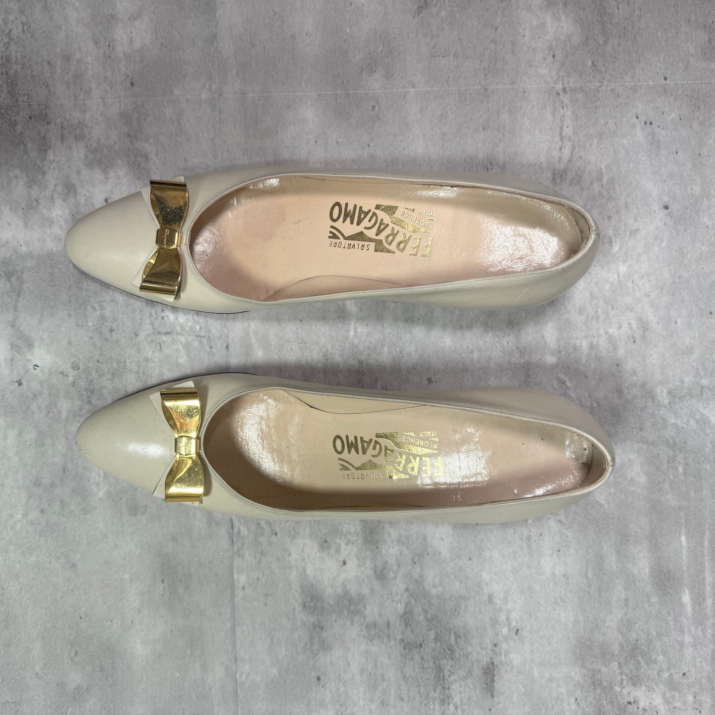 Salvatore Ferragamo Classic White Leather Pumps – Gold Bow Detail, Made in Italy, Size 8.5 AAAA (Narrow)