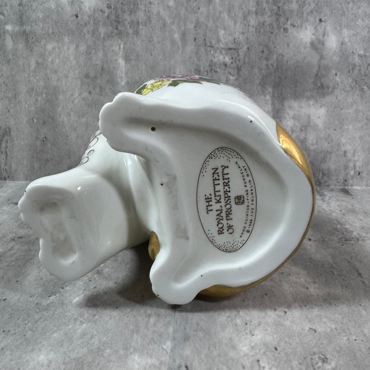 Franklin Mint “Royal Kitten of Prosperity” – Hand-Painted Porcelain Figurine by Yuki Morioka