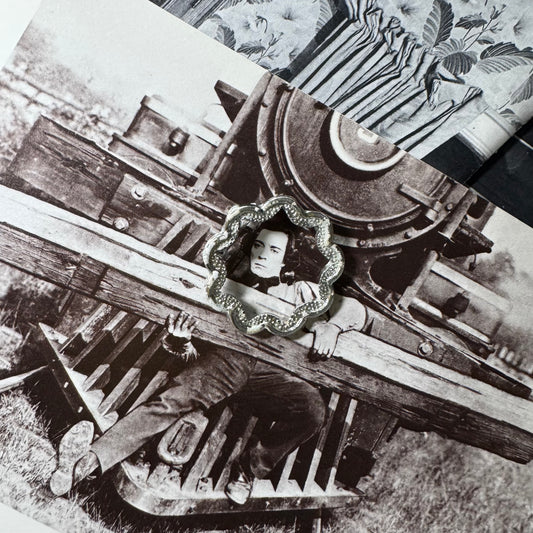 Vintage silver Scalloped edge wreath Brooch