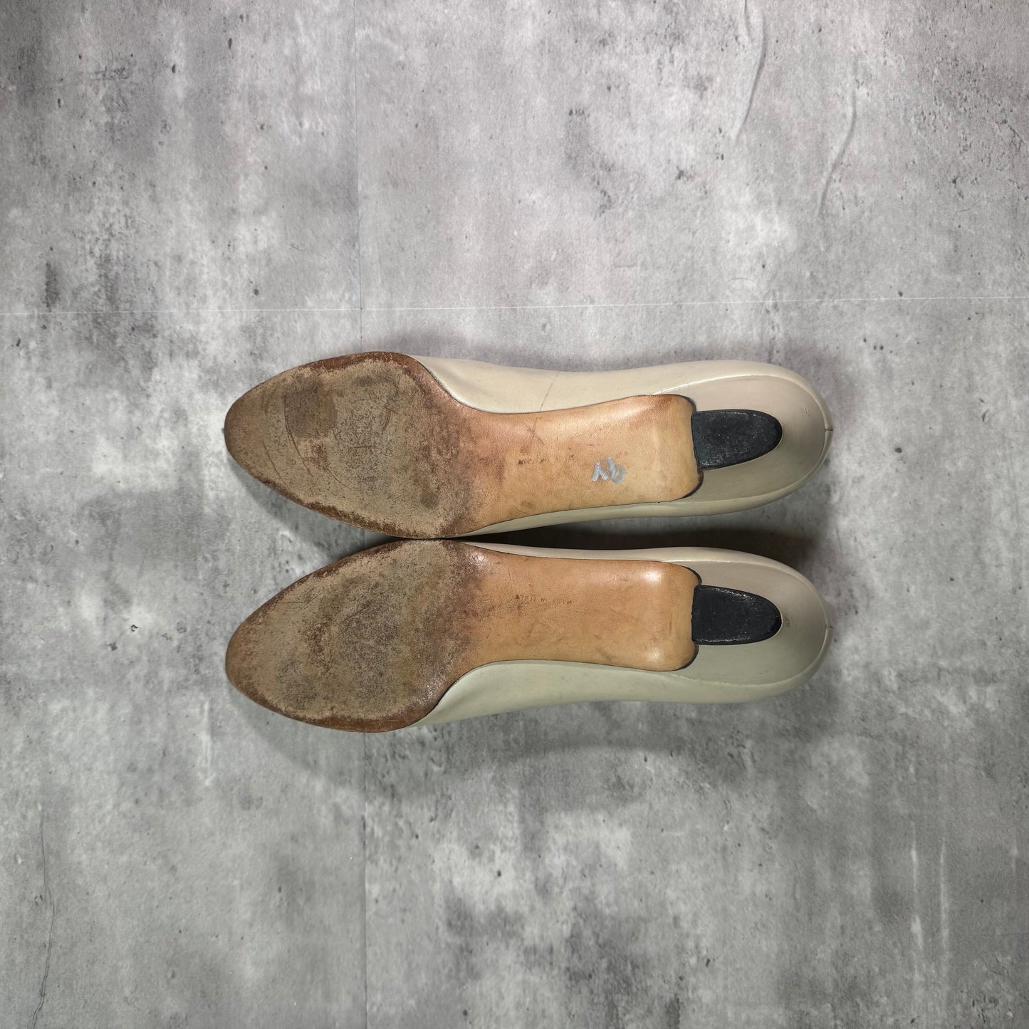 Salvatore Ferragamo Classic White Leather Pumps – Gold Bow Detail, Made in Italy, Size 8.5 AAAA (Narrow)