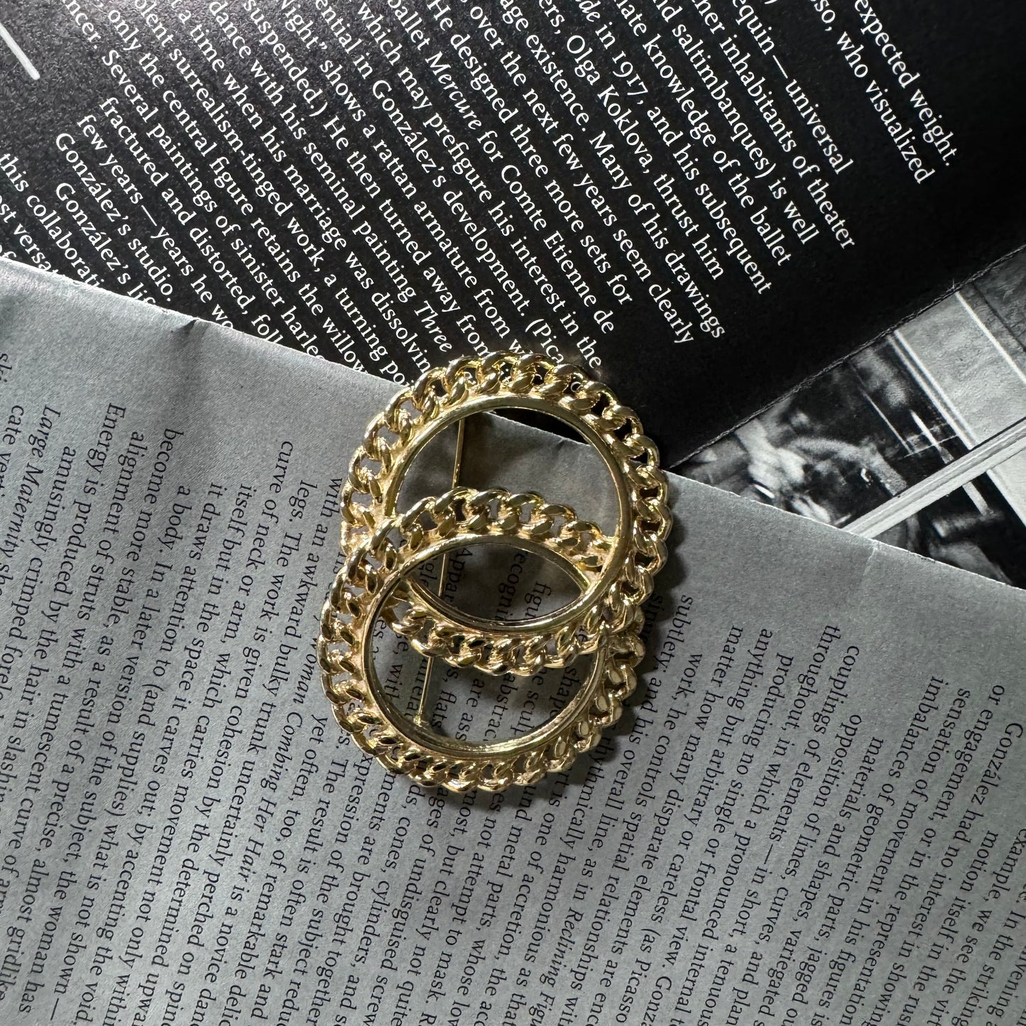 Vintage Interlocking Chain Circle Brooch