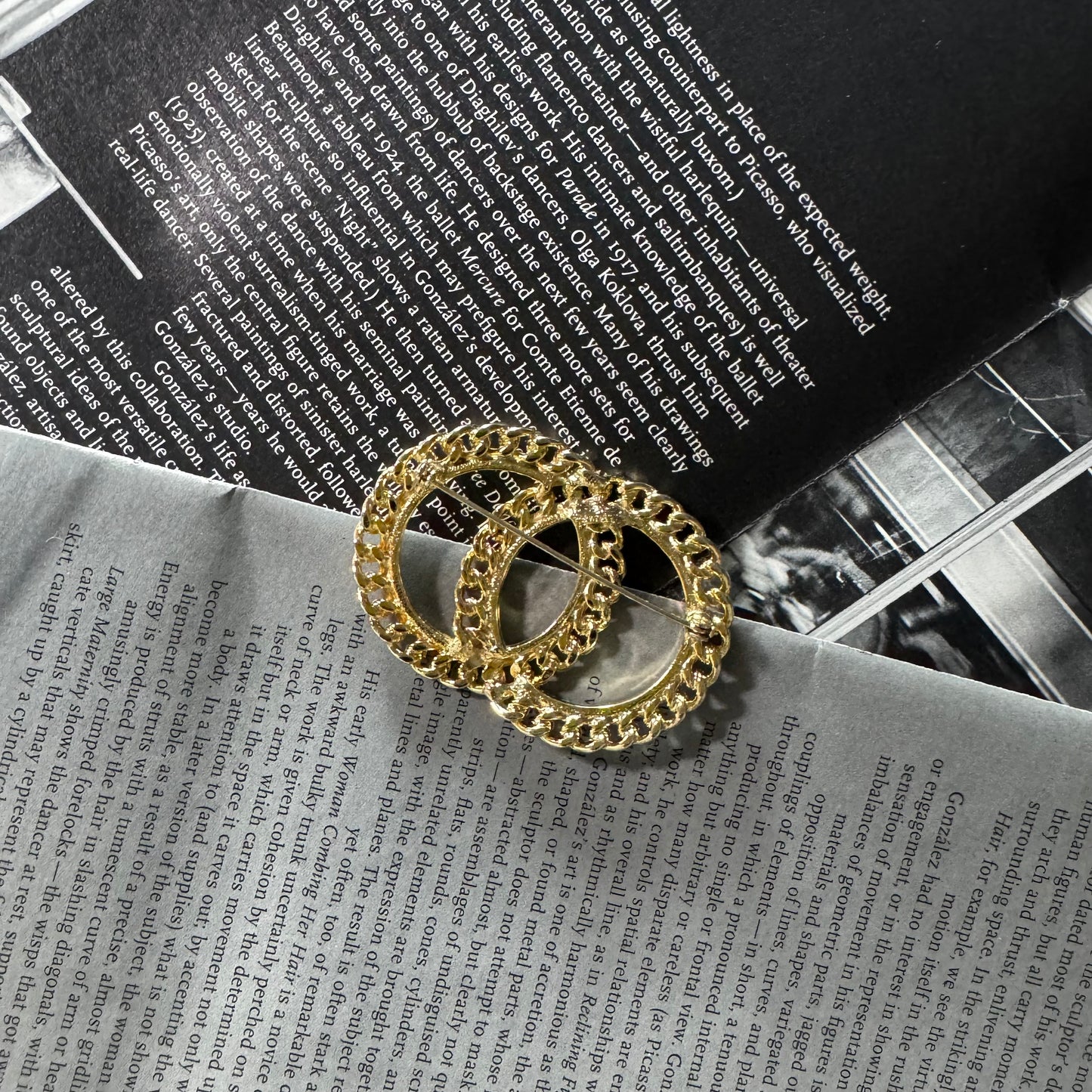 Vintage Interlocking Chain Circle Brooch